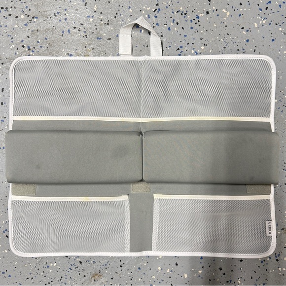 Toodly Paris Comfortable Baby Bath Elbow Rest Pad with Storage Pockets - Picture 8 of 10